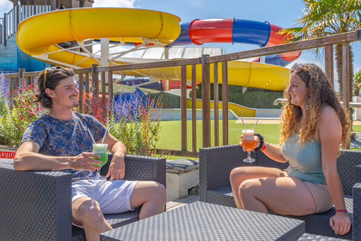 Wasserrutschen, Paar genießt Cocktails, CAPFUN Kervel PLONEVEZ PORZAY.