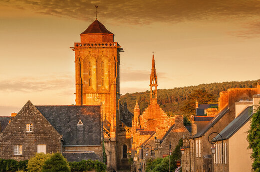 Historisches Dorf mit Kirche und Steinhäusern, Ausflugsziel in der Bretagne.