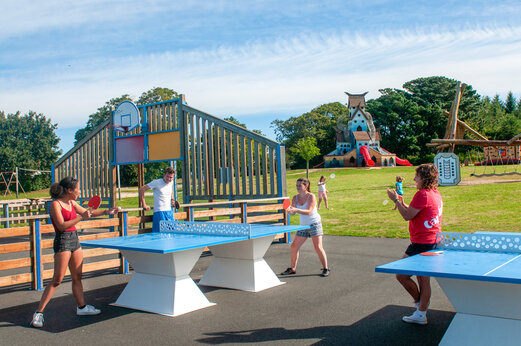 Tischtennisplatten und großer Spielplatz auf dem Campingplatz CAPFUN Kervel.