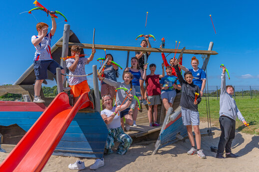 Kinder spielen Bogenschießen auf Spielplatzstruktur auf Camping CAPFUN Kervel in PLONEVEZ PORZAY (29).