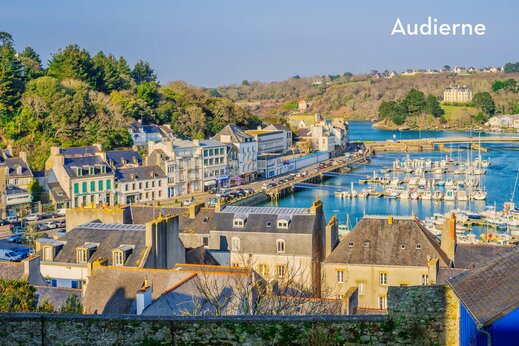 Hafen von Audierne und bunte Häuser, Stadt zu besuchen in der Bretagne.
