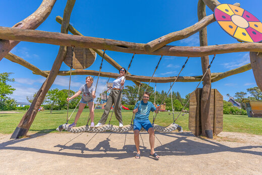 Große Holzseilschaukel auf dem Spielplatz des Campingplatzes CAPFUN Kervel.