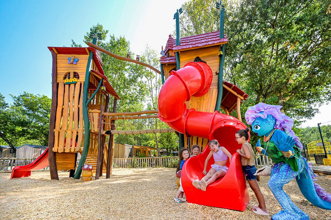 Jeux, toboggan, enfants au camping VAGUES OCEANES Labeiller � Saint Victor de Malcap (30).