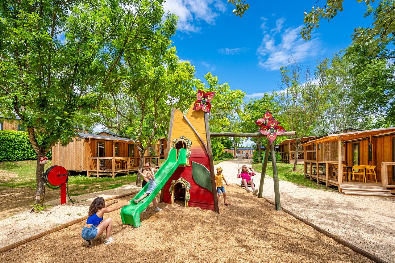 Toboggan, balan�oires et aire de jeux au camping VAGUES OCEANES Labeiller � Saint Victor de Malcap (30).