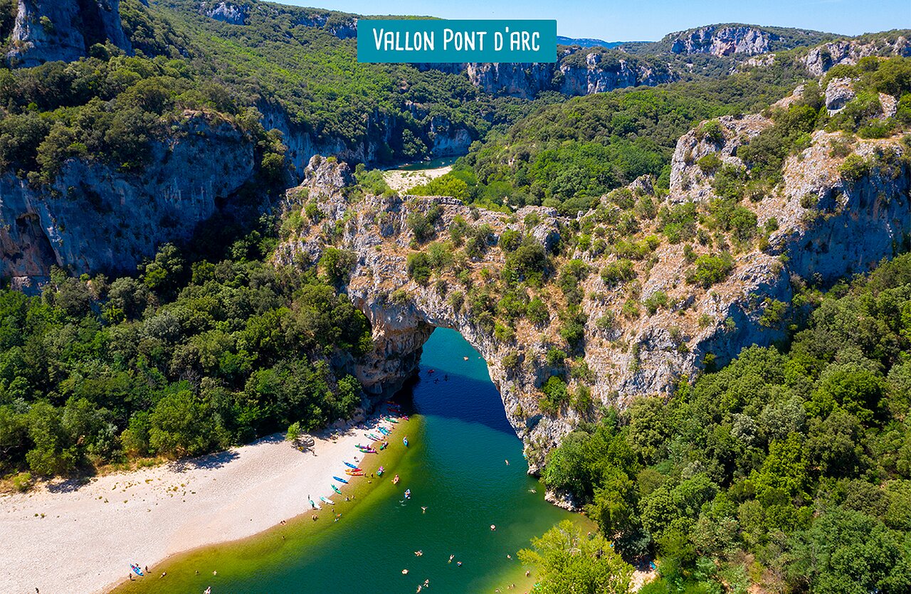 Pont d'Arc naturel, rivi�re Ard�che, cano�s et baignade, lieu � visiter.