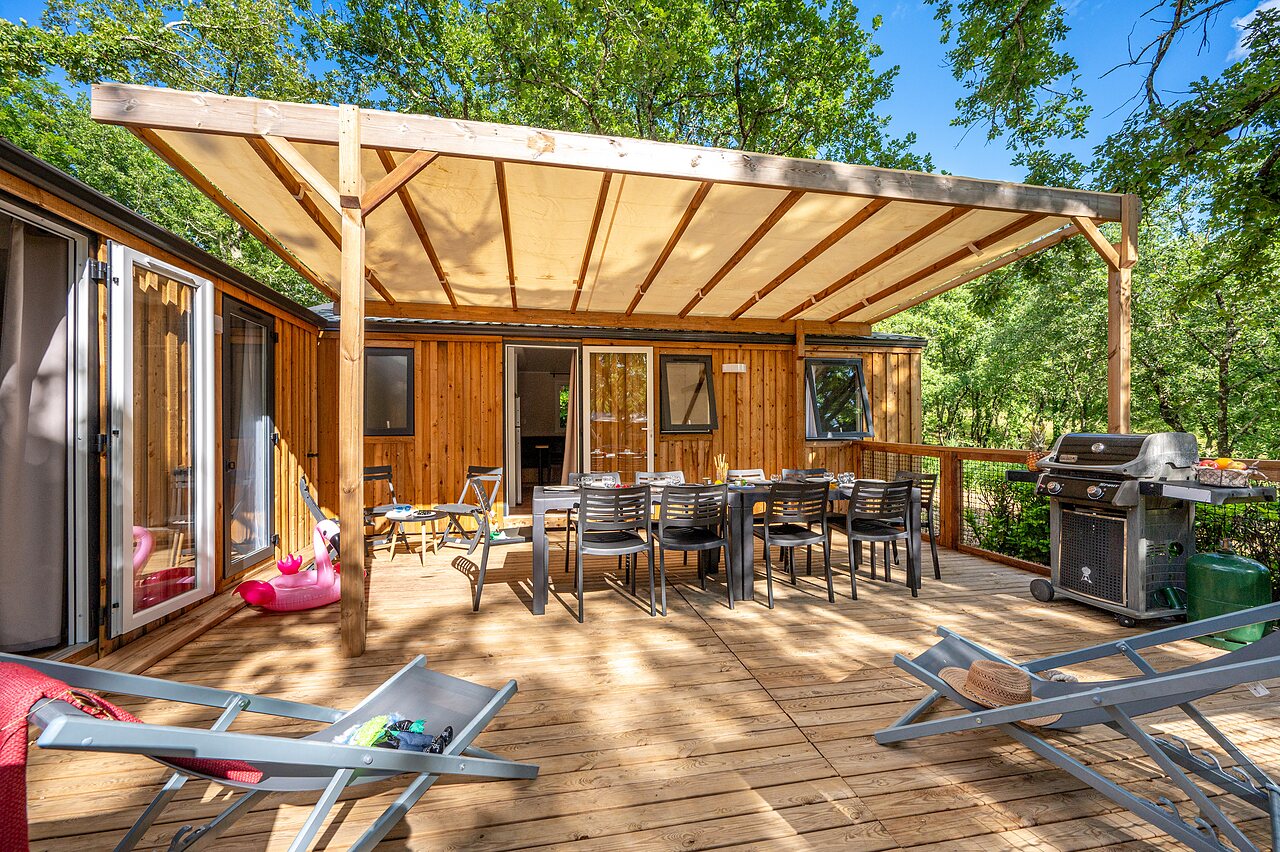 Grande terrasse couverte, barbecue et mobile-home au camping VAGUES OCEANES Labeiller � Saint Victor de Malcap (30).