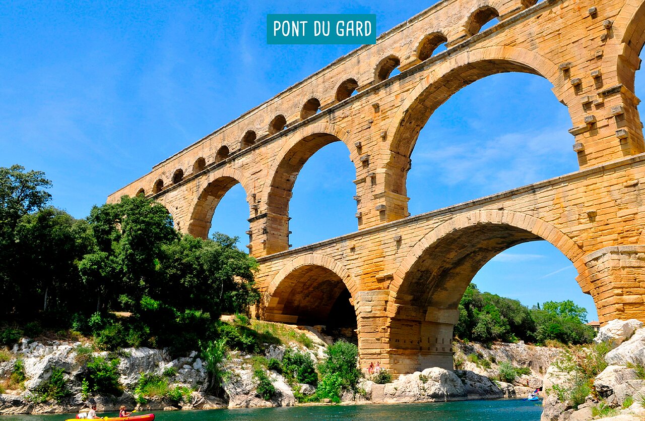 Pont du Gard, majestueux aqueduc romain, avec cano�s sur le Gardon, pr�s d'Uz�s.