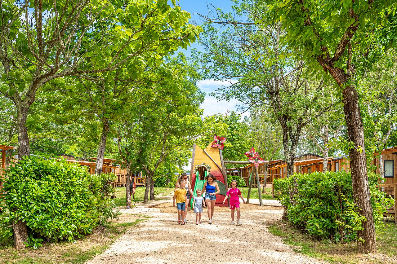 Aire de jeux color�e, enfants et mobile-homes au camping VAGUES OCEANES Labeiller � Saint Victor de Malcap (30)