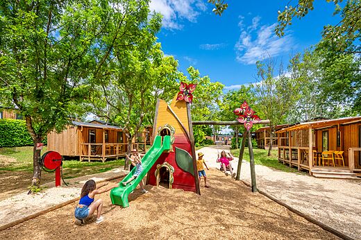 Kinderspielplatz mit Rutsche und Schaukeln auf dem Campingplatz VAGUES OCEANES Labeiller.