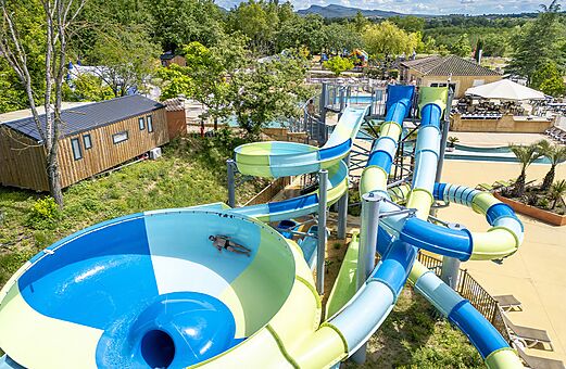 Riesige Wasserrutschen und Pool auf dem Campingplatz VAGUES OCEANES Labeiller in Saint Victor de Malcap (30).