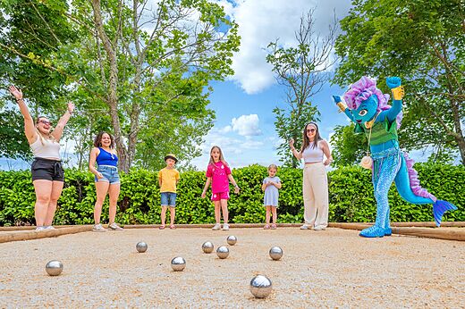 Belebtes Boule-Spiel mit Familie und Maskottchen auf dem Campingplatz VAGUES OCEANES Labeiller.