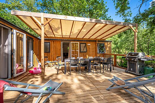 Holz-Mobilheim, �berdachte Terrasse, Grill auf dem Campingplatz VAGUES OCEANES Labeiller in Saint Victor de Malcap (30).