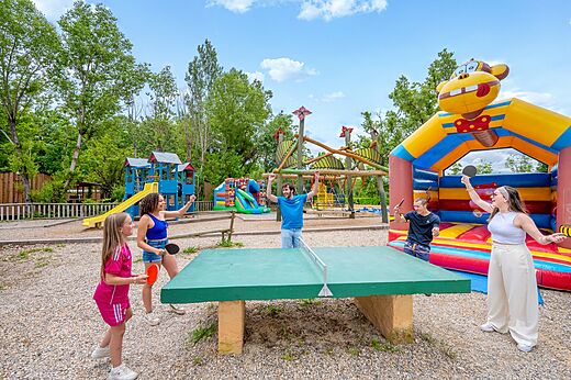 Tischtennis und Spielplatz auf Camping VAGUES OCEANES (30).