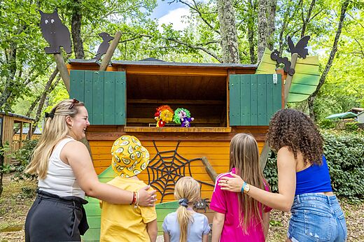 Puppentheater f�r Kinder auf dem Campingplatz VAGUES OCEANES Labeiller in Saint Victor de Malcap (30).
