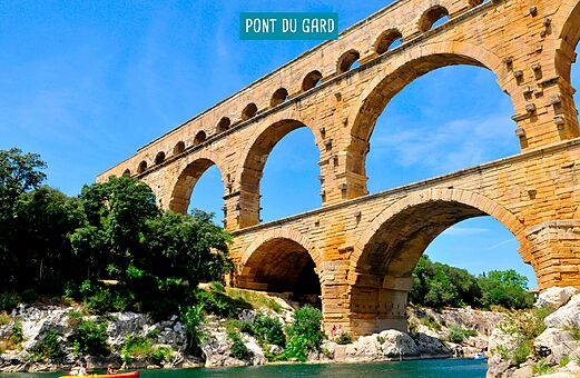 Pont du Gard, historisches r�misches Aqu�dukt, mit Kajakfahren auf dem Gardon Fluss.