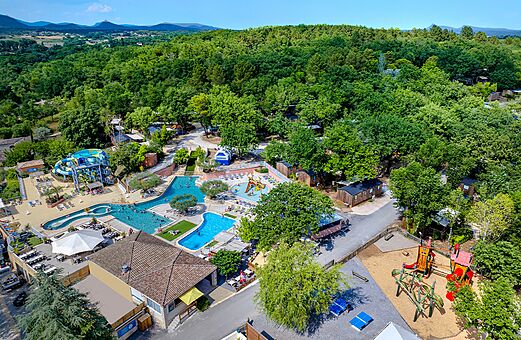 Wasserpark mit Rutschen, Pools und Spielplatz auf dem Campingplatz VAGUES OCEANES Labeiller in Saint Victor de Malcap (30).