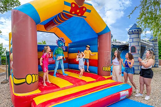 Buntes H�pfburgspiel, Kinder und Animateur auf dem Campingplatz VAGUES OCEANES Labeiller in Saint Victor de Malcap (30).