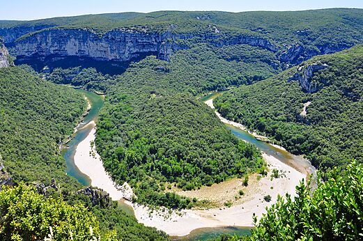 Gorges de l'Ard�che, Panoramablick auf den gewundenen Fluss und gr�ne Klippen.