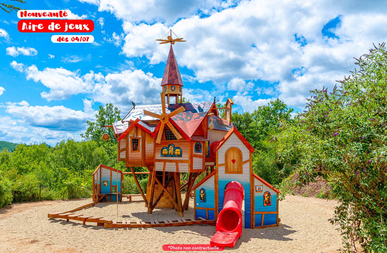 Thematischer Spielplatz, rote Rutsche, Camping CAPFUN Lac des 3 Vall�es Lectoure.