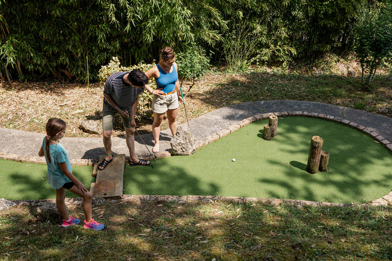 Familien-Minigolf auf dem Campingplatz CAPFUN Lac des 3 Vall�es in Lectoure (32).