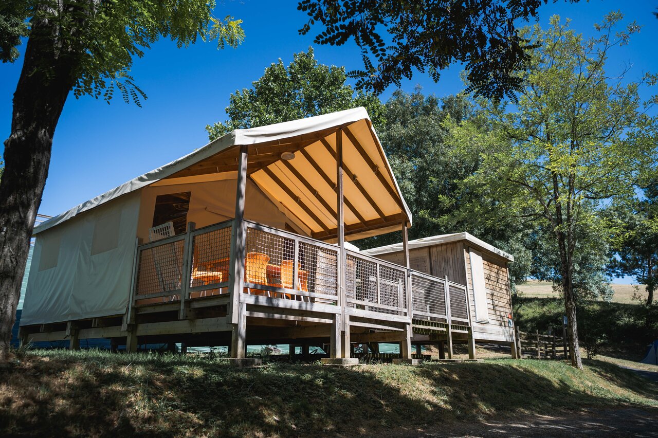 Lodge-Zelt-Unterkunft mit Terrasse, Natur auf dem Campingplatz CAPFUN Lac des 3 Vall�es in Lectoure (32).