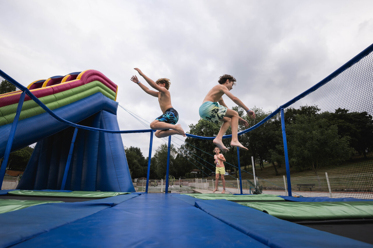 Kinder springen auf Trampolin und H�pfburgen im CAPFUN Lac des 3 Vall�es, Lectoure.