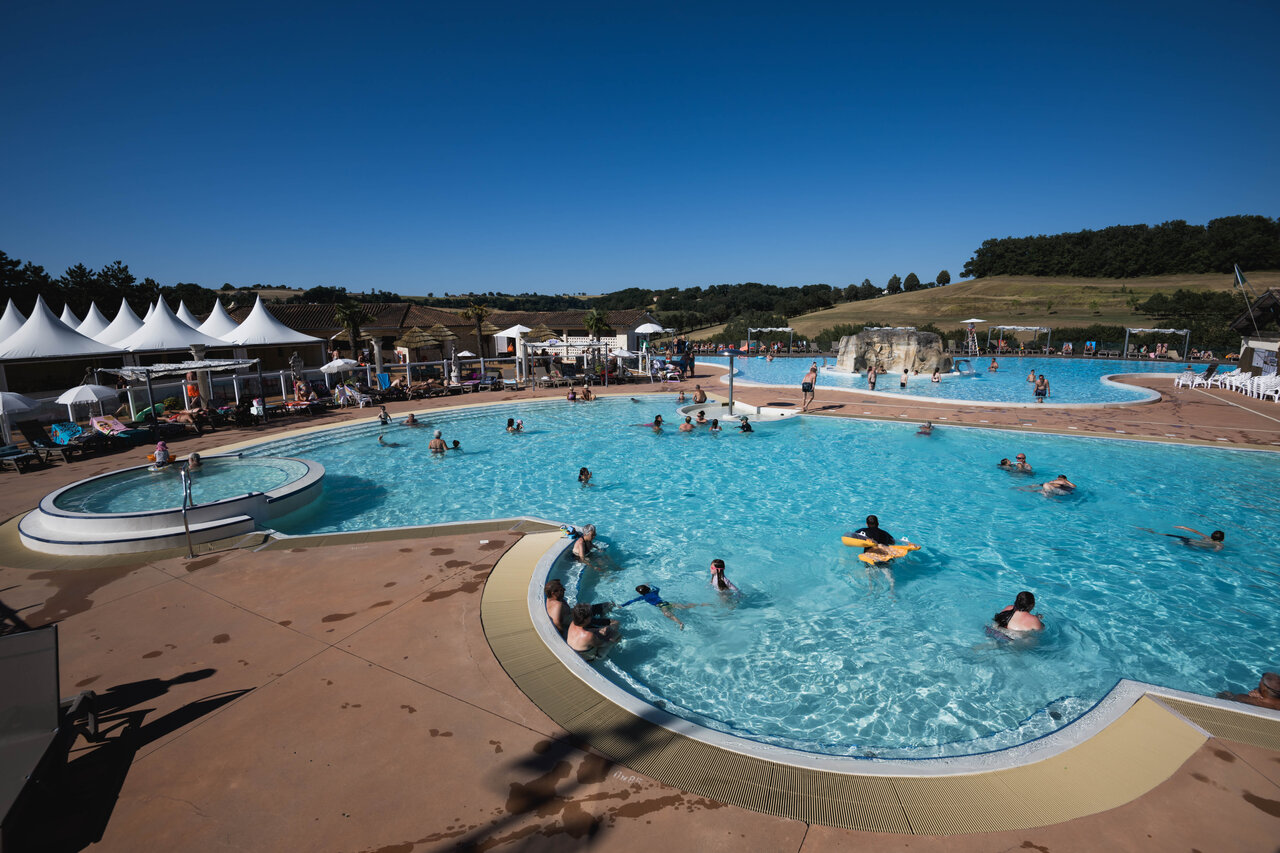 Au�enpool, Whirlpool, Wasserfall auf dem Campingplatz CAPFUN Lac des 3 Vall�es in Lectoure.