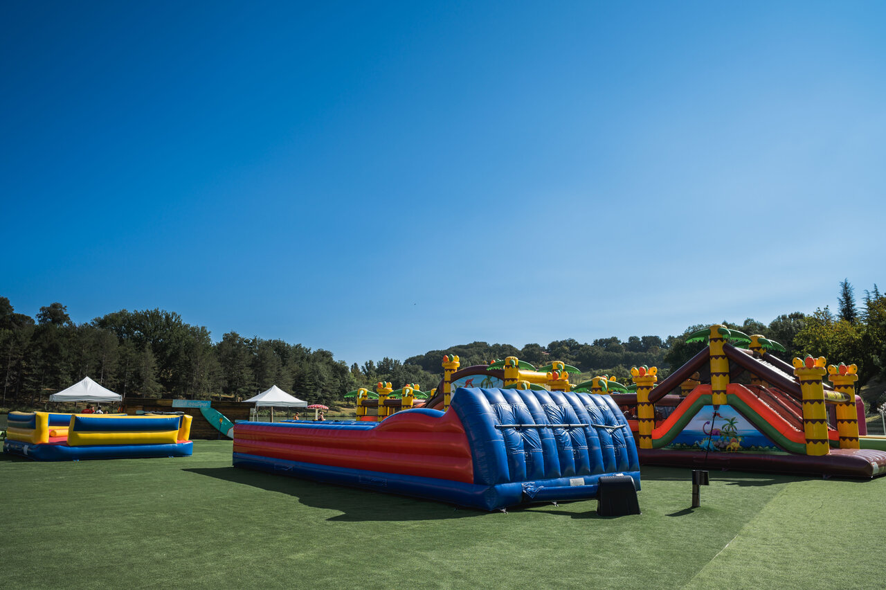 Riesige H�pfburgen f�r Kinder auf dem Campingplatz CAPFUN Lac des 3 Vall�es in Lectoure.