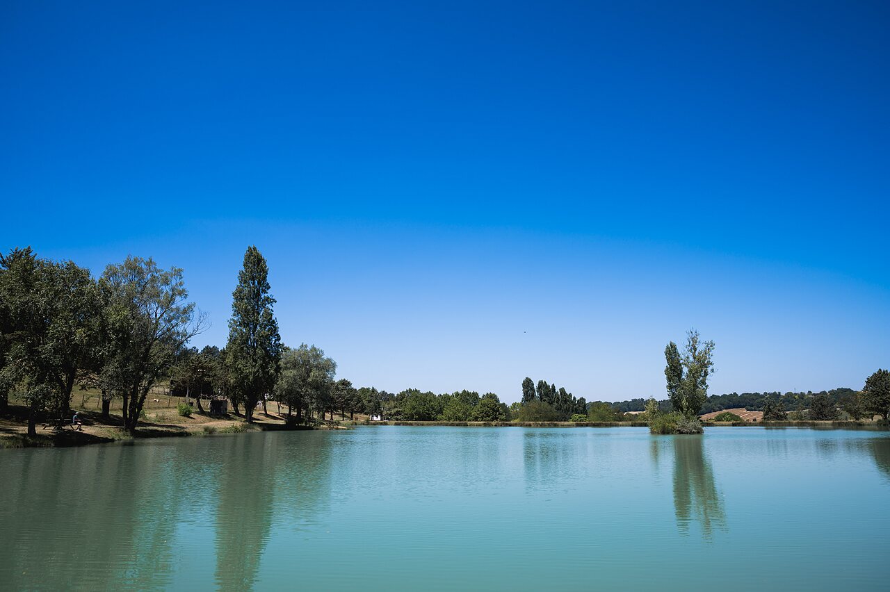 Lac naturel, arbres et ciel bleu au camping CAPFUN Lac des 3 Vall�es.
