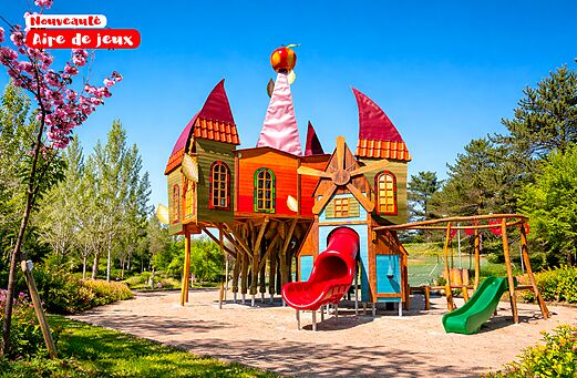 Schloss-Spielplatz, Rutschen und Schaukeln auf dem Campingplatz CAPFUN Lac des 3 Vallées.