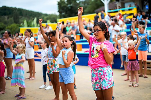Dansanimatie voor kinderen op camping CAPFUN Lac des 3 Vall�es (32).