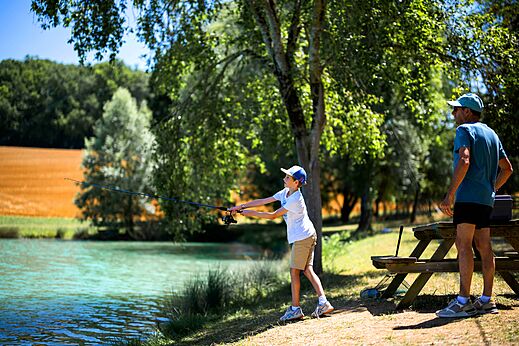 Vissen aan het meer, op camping CAPFUN Lac des 3 Vall�es in Lectoure (32).