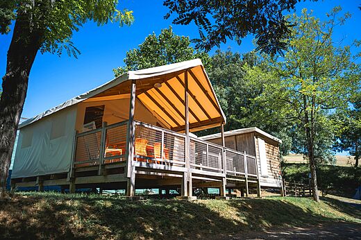 Lodge tent met houten terras op camping CAPFUN Lac des 3 Vall�es in Lectoure (32).
