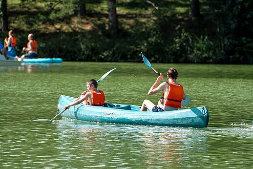 Kano-activiteit op het meer bij camping CAPFUN Lac des 3 Vall�es.