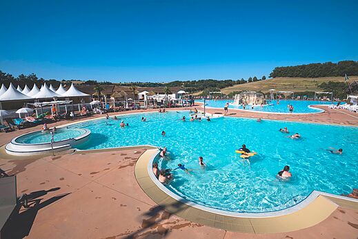 Buitenzwembad, jacuzzi en waterval op camping CAPFUN Lac des 3 Vall�es.
