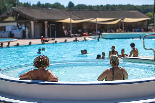 Whirlpool und großer Außenpool auf dem Campingplatz CAPFUN Lac des 3 Vallées in Lectoure.