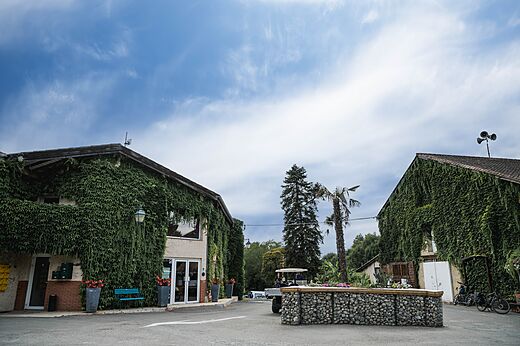 Mit Efeu bewachsene Rezeptionsgebäude auf dem Campingplatz CAPFUN Lac des 3 Vallées in Lectoure (32).