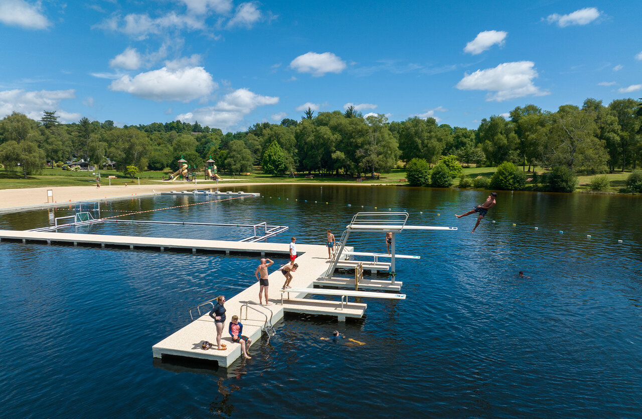Trampolines, ba�o lago, playa en el camping CLICOCHIC Lac de Miel.