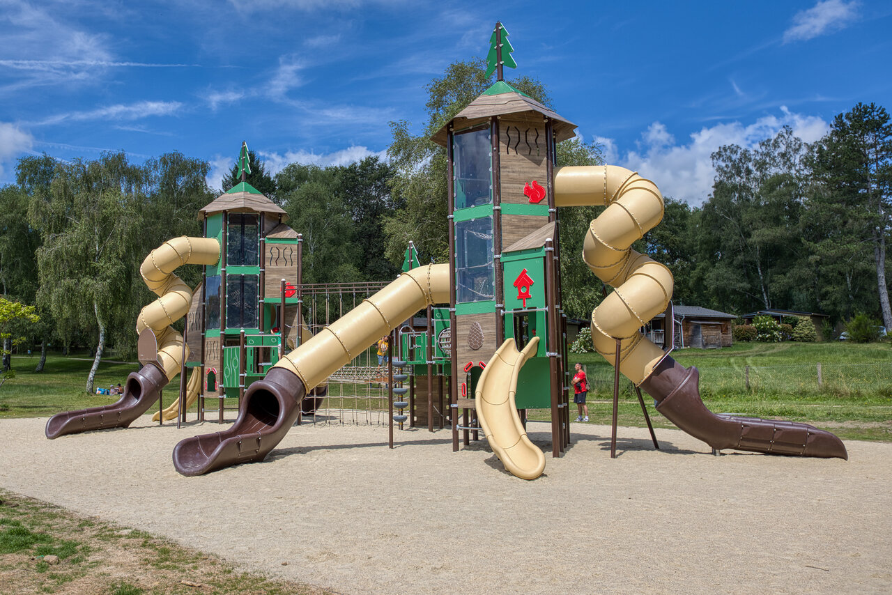 Toboganes y �rea de juegos en camping CLICOCHIC Lac de Miel, Beynat (19).