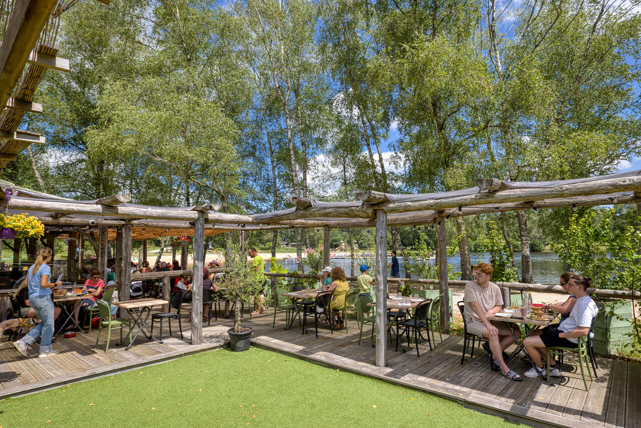 Restaurante, lago, playa en el camping CLICOCHIC Lac de Miel en Beynat (19).