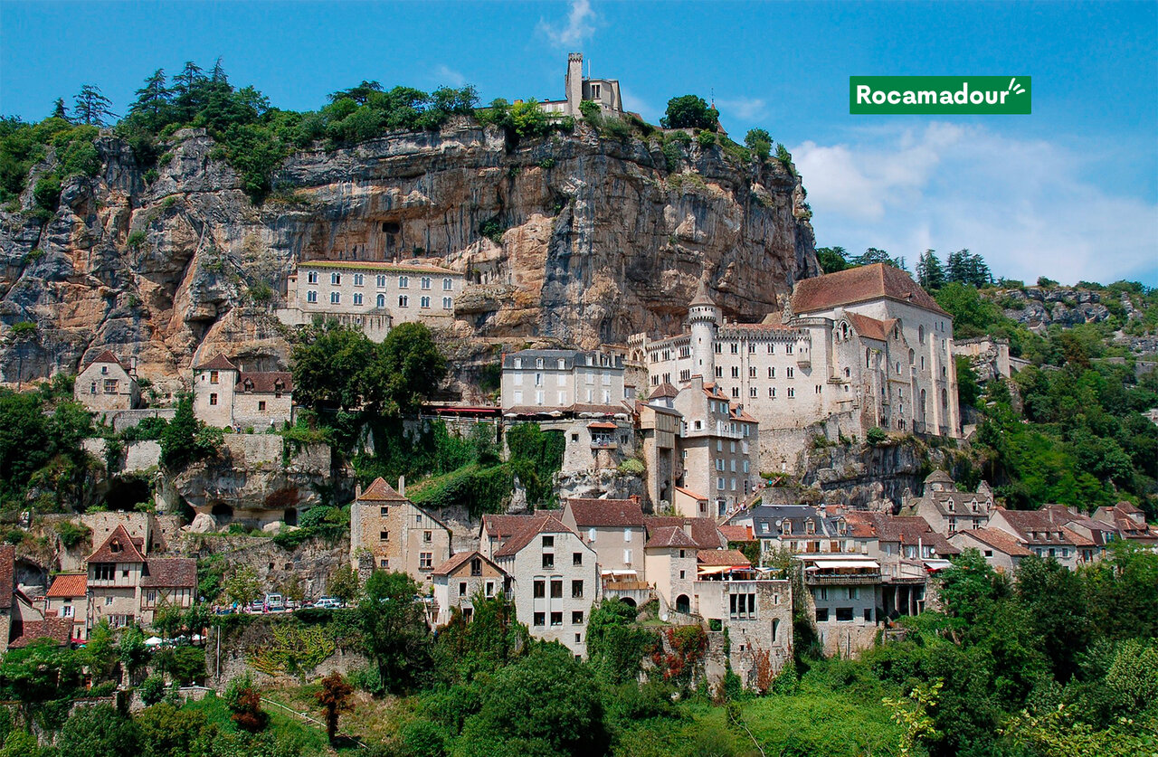 Pueblo medieval de Rocamadour en el acantilado, sitio tur�stico en Occitania.