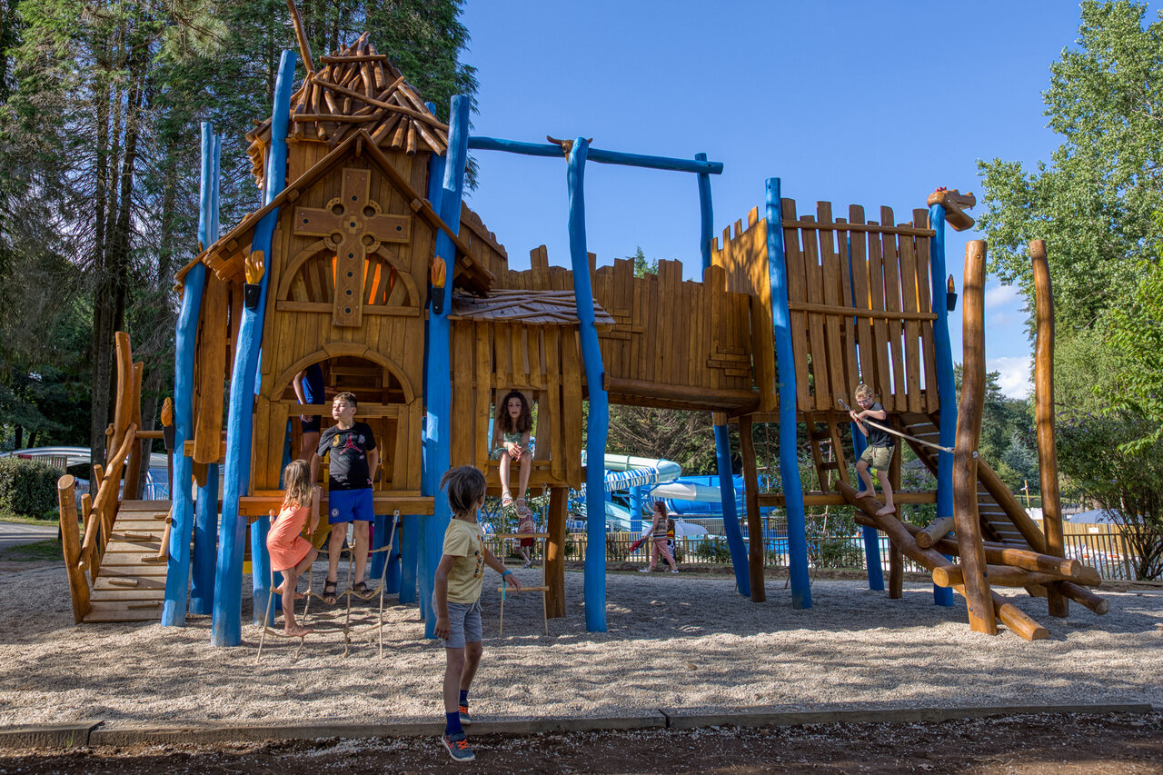 Gran parque infantil de madera y tobog�n acu�tico en el camping CLICOCHIC Lac de Miel en Beynat (19).