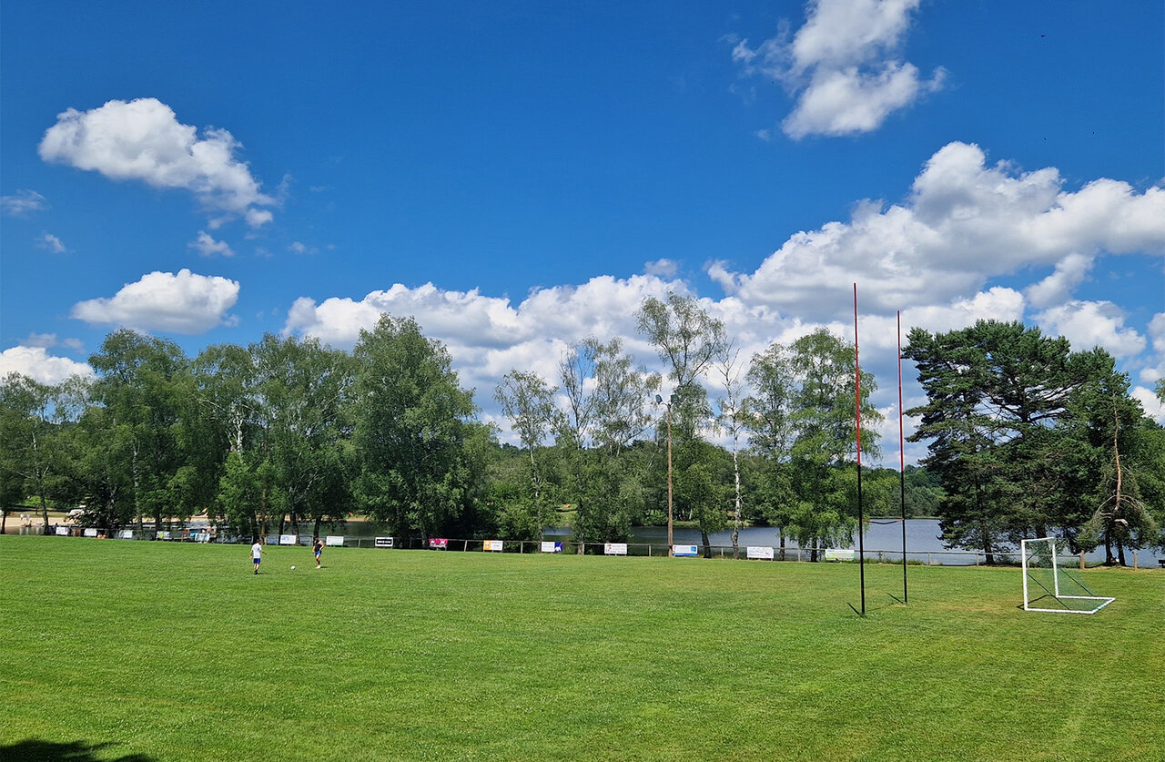 Campo de f�tbol en el camping CLICOCHIC Lac de Miel en Beynat (19).