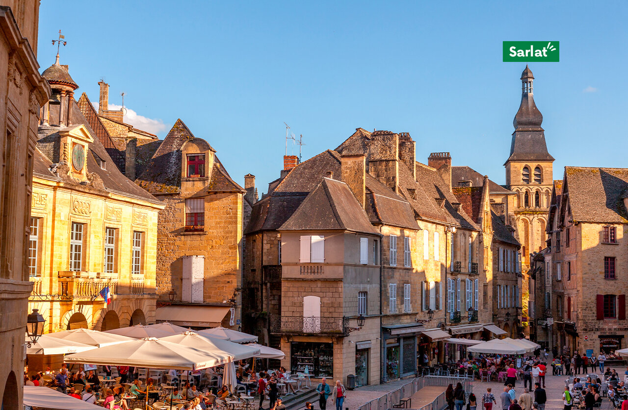 Animada plaza de Sarlat-la-Can�da, ciudad medieval del P�rigord Negro para visitar.