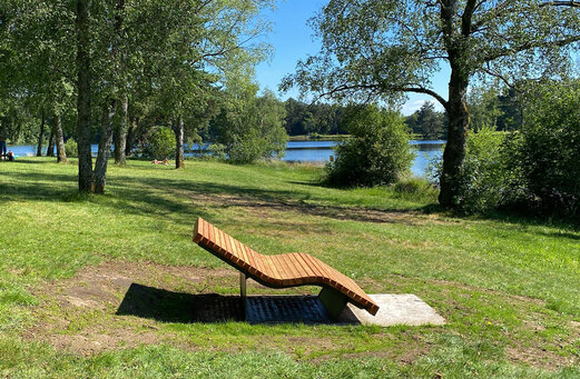 Houten ligstoel aan het meer, camping CLICOCHIC Lac de Miel.
