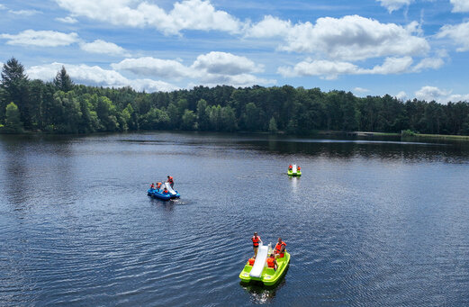 Waterfietsen met glijbanen op het meer, op camping CLICOCHIC Lac de Miel.