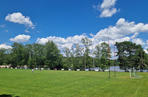 Grasvoetbalveld met doelen op camping CLICOCHIC Lac de Miel in Beynat.