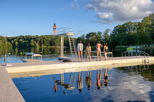 Duikplank en ponton op het meer, camping CLICOCHIC Lac de Miel in Beynat (19).