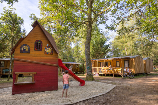 Speeltuin en stacaravans, camping CLICOCHIC Lac de Miel, Beynat (19).