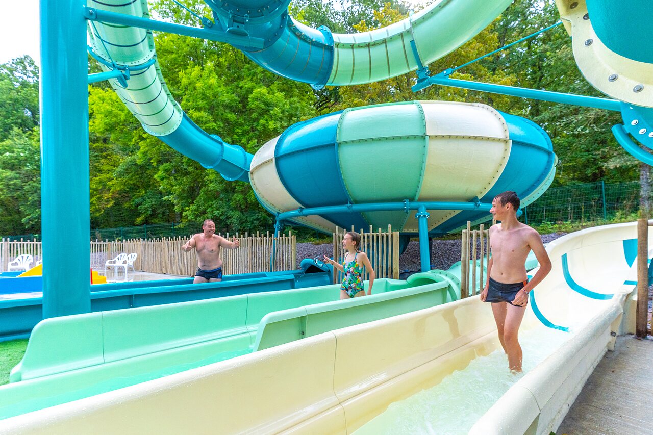 Toboganes acu�ticos en el camping VAGUES OCEANES Lac de Panthier en Vandenesse-en-Auxois.